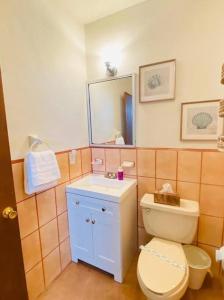 Ένα μπάνιο στο Relax in the Charming Casita Mezquites #5 +12 φωτογραφίες