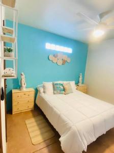 Postel nebo postele na pokoji v ubytování Relax in the Charming Casita Mezquites #5