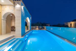 Kolam renang di atau di dekat Romanza II Luxury Villa