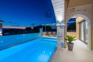 Swimmingpoolen hos eller tæt på Romanza II Luxury Villa