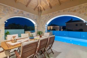 Swimming pool sa o malapit sa Romanza II Luxury Villa