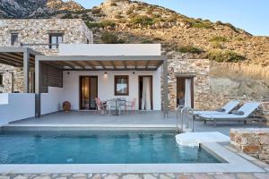 Villa con piscina y casa en Voya Sifnos Mindful Stay, en Kamarai