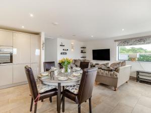 TV a/nebo společenská místnost v ubytování Secret Kingdom Cottage