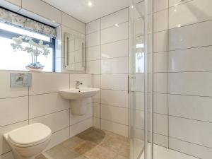 Koupelna v ubytování Secret Kingdom Cottage + 11 fotografií