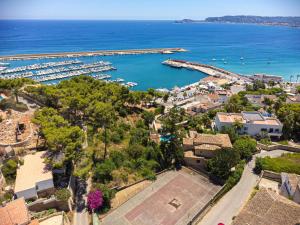 eine Luftansicht eines Hafens mit Booten im Wasser in der Unterkunft SON DE MAR - Managed by Almarina in Jávea