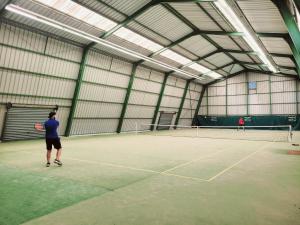 Tennistä tai squashia majoituspaikan Hôtel Cosmos & Spa alueella tai lähistöllä