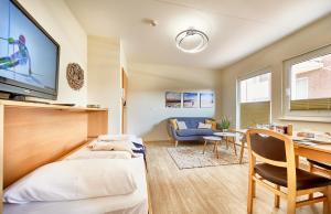 Schlafzimmer mit einem Bett und einem Schreibtisch mit einem TV in der Unterkunft Haus Pamir - Fewo 22 in Cuxhaven