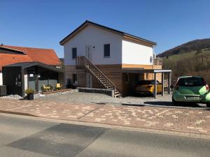 ein Haus mit einem davor geparkt in der Unterkunft Sauerlandholiday in Diemelsee