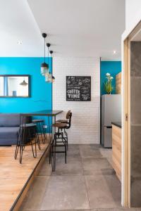 une cuisine et une salle à manger avec un mur bleu dans l'établissement T2 ** VIEUX PORT ** LUMINEUX, à Marseille