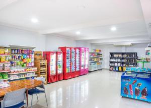 Σούπερ μάρκετ ή άλλα καταστήματα σε αυτό το ξενοδοχείο ή εκεί κοντά