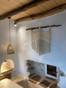 um quarto com uma lareira e um lustre em Dimitrakis Guesthouse em Donoussa