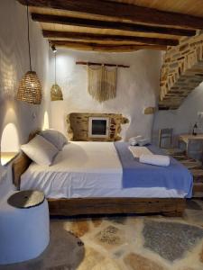 A bed or beds in a room at Dimitrakis Guesthouse