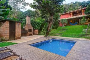 einen Hinterhof mit einem Pool und einem Haus in der Unterkunft Casa Charmosa na Serra de Mulungu por Carpediem in Mulungu