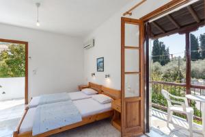 Cama ou camas em um quarto em Platanakia