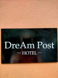 Znak z napisem "Dream am post hotel" na ścianie w obiekcie DReAM Post Aparthotel w Krakowie