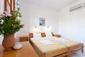 Cama ou camas em um quarto em Platanakia