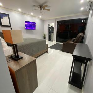 sala de estar amplia con cama y sofá en K&S SEAVIEW luxury apartment, en Montego Bay