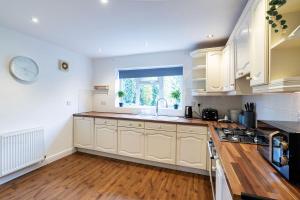 Gallery image of Large Contractor and Family House & Free Parking & Big Garden in Hull