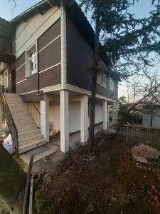 ein Haus mit einer Veranda und einer Treppe davor in der Unterkunft Müstakil,bahçeli, 3 balkonlu,3+1 doğa içinde sesiz in Kartepe