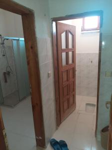 ein Badezimmer mit einer Dusche und einer Holztür in der Unterkunft Müstakil,bahçeli, 3 balkonlu,3+1 doğa içinde sesiz in Kartepe
