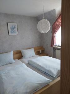Cama o camas de una habitación en Ferienwohnung Meißner