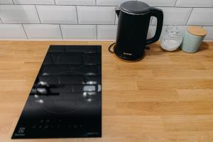 a black coffeemaker sitting on top of a kitchen counter at Domki nad potokiem in Susiec