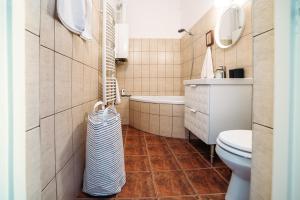 Koupelna v ubytování Spacious Apartment near Liget Budapest + 5 fotografií