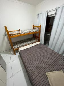 1 dormitorio con 2 literas y ventana en Apto Central para Família, en Balneário Camboriú