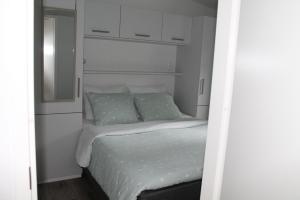 Een bed of bedden in een kamer bij Japanse bostuin met Wifi
