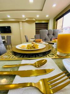 Makanan di atau berdekatan hotel