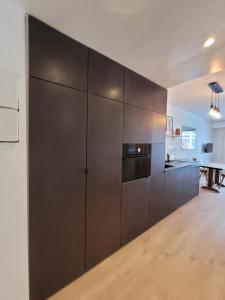 kuchnia z dużą ścianą z brązowych szafek w obiekcie Deauville centre et mer w mieście Deauville +19 zdjęć