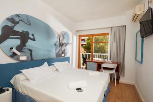 pokój hotelowy z łóżkiem i biurkiem w obiekcie JS Paradise Sport - Adults Only w El Arenal