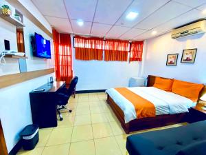 Televisyen dan/atau pusat hiburan di Hotel Madrigal
