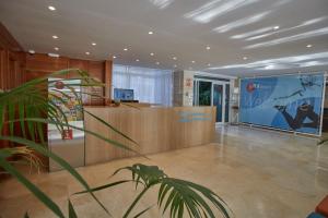 lobby biurowe z recepcją i fabryką w obiekcie JS Paradise Sport - Adults Only w El Arenal +37 zdjęć