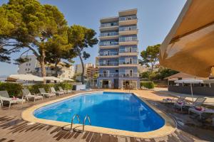 basen przed budynkiem w obiekcie JS Paradise Sport - Adults Only w El Arenal
