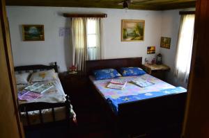 Un dormitorio con dos camas y dos ventanas. en The Old House Guest House, en Obedinenie 27 fotos más