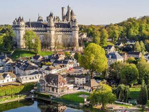 een luchtzicht op een stad met een groot kasteel bij L'inattendue in Pierrefonds