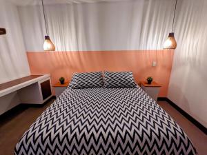 1 dormitorio con 1 cama con 2 almohadas en OFF HOSTEL, en Villa de Leyva