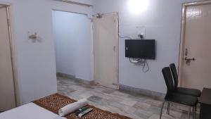 Телевизор и/или развлекательный центр в Hotel Aditya Palace