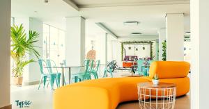 Ο χώρος του lounge ή του μπαρ στο Typic Marina Playa - Adults Only