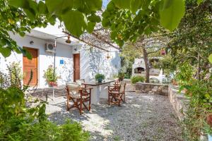 patio con mesa y sillas en Platanakia en Skopelos Town