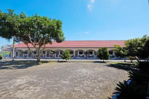 un edificio scolastico con un grande cortile di fronte di Collection O 91046 Hotel Remaja Indah Masamba a Masamba