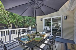 Αίθριο ή υπαίθριος χώρος στο Fire Pit and Furnished Deck Serene Tobyhanna Escape