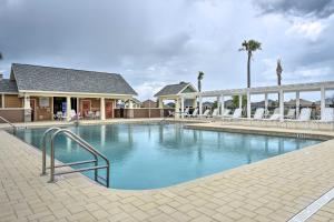 懷爾德伍德的住宿－Pet-Friendly Home with Lanai and Resort Amenities!，度假村内的一个蓝色海水游泳池