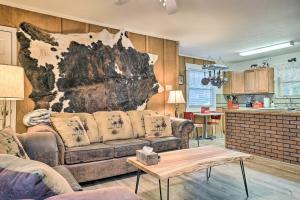 - un salon avec un canapé et une table dans l'établissement Rustic Cloudcroft Home about 2 Mi to Ski Slopes!, à Cloudcroft