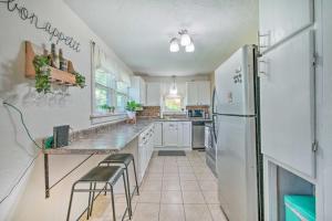 Η κουζίνα ή μικρή κουζίνα στο Historic Branson Cottage 7 Mi to Table Rock Lake!