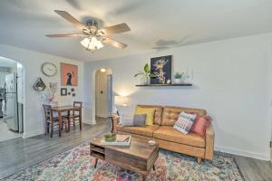 Χώρος καθιστικού στο Historic Branson Cottage 7 Mi to Table Rock Lake!