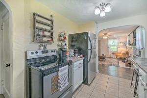 Η κουζίνα ή μικρή κουζίνα στο Historic Branson Cottage 7 Mi to Table Rock Lake!