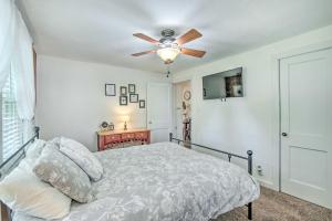 Ένα ή περισσότερα κρεβάτια σε δωμάτιο στο Historic Branson Cottage 7 Mi to Table Rock Lake!