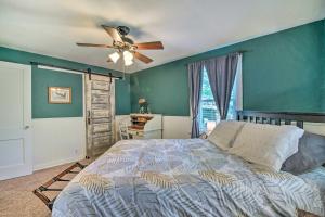 Ένα ή περισσότερα κρεβάτια σε δωμάτιο στο Historic Branson Cottage 7 Mi to Table Rock Lake!